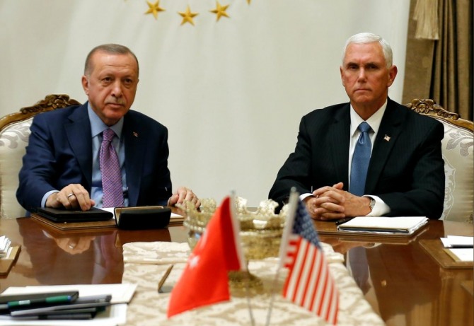 마이크 펜스 미국 부통령(오른쪽)과 터키 에르도안 대통령이 터키 앙카라 대통령궁에서 회담했다. 터키는 이날 쿠르드 민병대(YPG)의 철수를 조건으로 5일간 군사작전을 중단하기로 미국과 합의했다. 사진=로이터/뉴스1