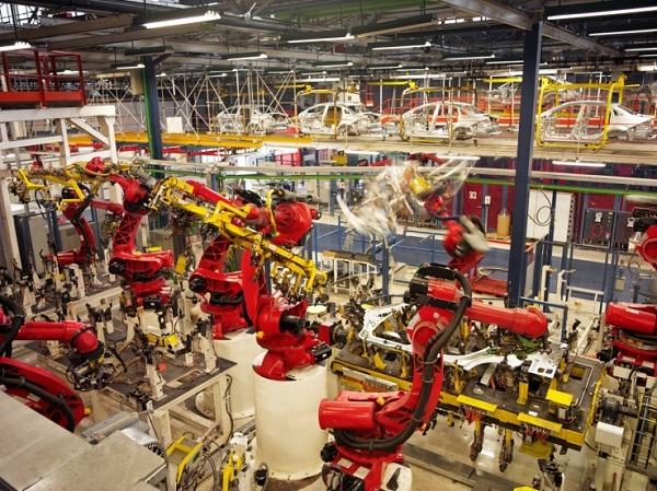 자동차조립공장에 작업하고 있는 로봇들. 