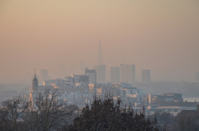 대기 질의 악화로 매년 40만명에 이르는 유럽인이 조기 사망하고 있다는 유럽환경청(EEA) 보고서가 나와 충격을 주고있다. 유럽은 공기오염에 따른 재정 지출만 연간 1조6000억 달러의 비용을 지출하는 것으로 알려졌다. 
