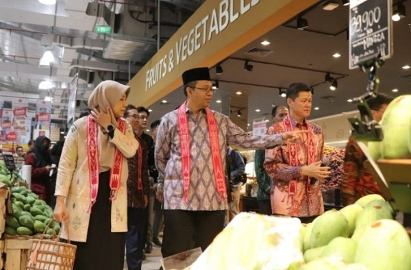 17일 공식 오픈한 인도네시아 마타람 롯데 그로시르 쇼핑센터에 NTB주지사(가운데)와 주 관계자들이 둘러보고 있다. 