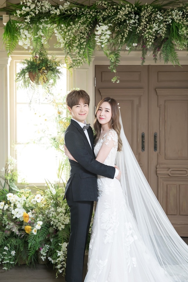 오는 11월 9일 결혼을 앞둔 간미연과 황바울의 달달한 웨딩화보가 18일 공개됐다. 
