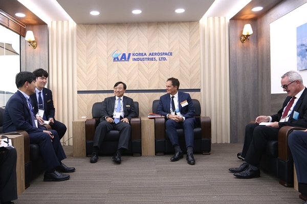 안현호 KAI 사장(왼쪽 세 번째)과 매튜 루봇(Mattieu Louvot) 에어버스 헬리콥터스 부사장이 15일 회담을 하고 있다. 사진=KAI