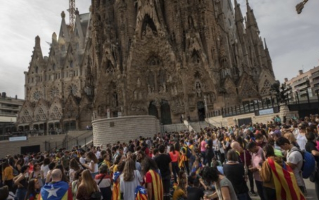 스페인 북동부 카탈루냐주 바르셀로나에서 18일(현지시간) 독립을 지지하는 사람들이 몰려든 사그라다 파밀리아 교회.