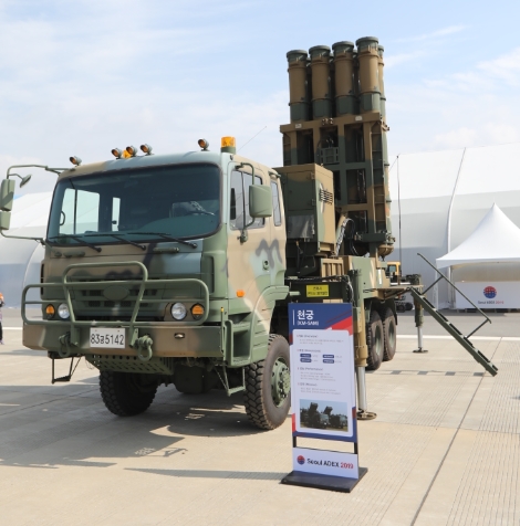 지대공 미사일 '천궁'이 야외에 전시돼 있다. 사진=서울아덱스