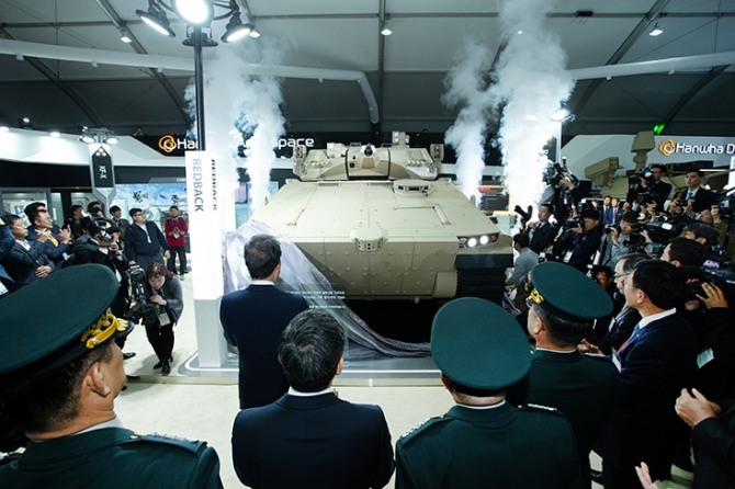 지난 15일, 한화 방산계열사 부스에서 레드백이 공개됐다. 사진=한화그룹