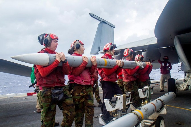 미해군이 F/A-18 수퍼호넷 전투기에 암람 미사일을 장착하고 있다. 사진=밀리터리닷컴