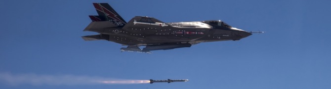 미공군 F-35가 암람 미사일을 발사하고 있다.사진=레이시온