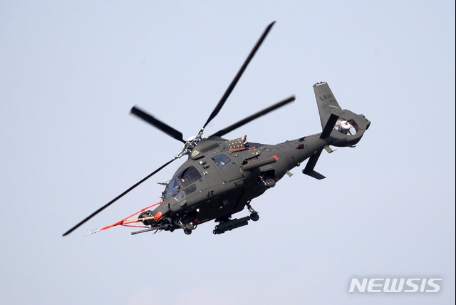 KAI가 개발중인 소형무장헬기가 서울 국제항공우주 및 방위산업 전시회에서 첫 시험비행을 하고 있다. 사진=뉴시스