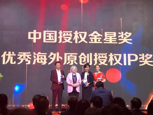 차이나 라이선싱 엑스포 2019 시상식에서 박준석 카카오IX 중국법인장(맨 왼쪽)이 해외 우수 IP 부문을 수상, 트로피를 들고 기념 촬영하고 있다. 사진=카카오IX