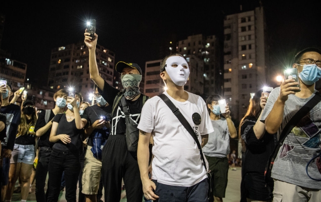 홍콩에서 ‘복면금지법’이 발효된 이후에도 마스크와 가면을 쓴 시위가 끊임없이 이어지고 있다.