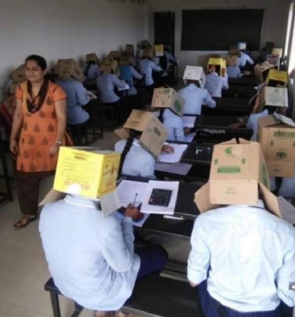 인도의 한 대학교서 학생들이 커닝방지를 위해 '종이상자'를 머리에 쓰고 시험을 치르고 있다. 사진=연합뉴스(sns @ANI)[@ANI]