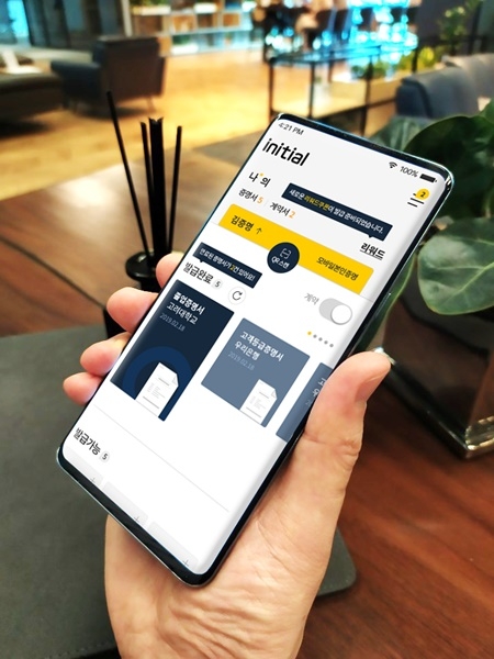 ‘이니셜’은 모바일 앱을 활용한 혁신성, 종이증명서 출력 없이 활용할 수 있는 편의성, 블록체인 기반의 강력한 보안성을 무기로 고객의 생활에 가치를 더하는 서비스가 될 예정이다. ‘이니셜’을 활용하면 모바일 전자증명 앱에서 발급·제출을 원하는 기관의 증명서를 선택해 원하는 작업을 할 수 있다. 이를 위해 각 기관 웹 페이지에 제공된 QR코드를 ‘이니셜’ 앱으로 인식해 증명서를 발급 및 제출할 수 있는 기능을 갖출 계획이다.‘이니셜’ 앱은 전국 6개 대학교의 제증명(졸업, 재학, 성적 증명 등) 발급 사이트와 연동해 자격증명을 발급하거나 제출할 수 있다. ‘이니셜’을 통해 모교에서 한 번 발급받은 증명서는 타 기업 기업 채용에 지원할 때에도 중복 활용 가능해 여러 번 다시 내려받는 불편을 줄였다. ‘이니셜’ 앱으로 토익 성적표 발급이나 옥션에서 예술작품의 구매확인서를 취득하는 과정도 간편하게 처리할 수 있다. 기업이 발급한 재직증명과 연계해 ‘이니셜’ 기반 모바일 사원증을 제공할 경우 직원 개개인의 스마트폰으로 사무실 출입을 할 수 있게 된다. 추후 재직증명서, 근로소득원천징수영수증 등의 자격 검증 서류를 간편하게 제출하는 서비스도 구현 하게 된다.  ‘이니셜’ 컨소시엄은 실손보험금 청구시 진료비 영수증 제출 프로세스를 간소화 하는 서비스도 검토 중이다. 