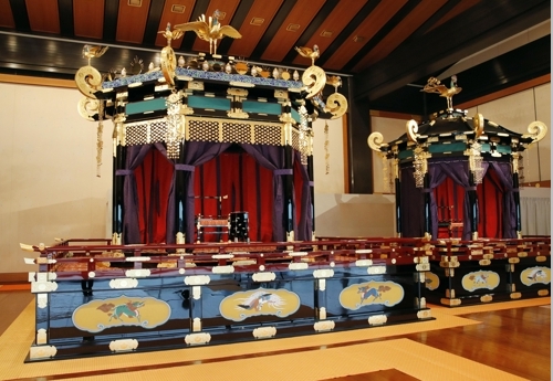 일본 궁내청이 공개한 '다카미쿠라'(왼쪽)와 '미초다이'.