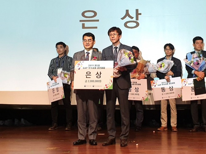 풀무원 계열 식자재 유통기업 풀무원푸드머스가 농림축산식품부, 국립농산물품질관리원이 주관으로 서울 양재동 aT센터에서 열린 ‘2019 제5회 GAP 우수사례 경진대회’에서 은상을 수상했다. 국립농산물품질관리원 노수현 원장(왼쪽)과 풀무원푸드머스 박성후 본부장(오른쪽)이 상패를 들고 기념 촬영을 하고 있다. 사진=풀무원푸드머스