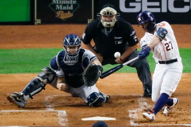 양키스와의 6차전 경기에서 호세 알투베가 끝내기 홈런을 쳐내고 있다. 사진=뉴시스