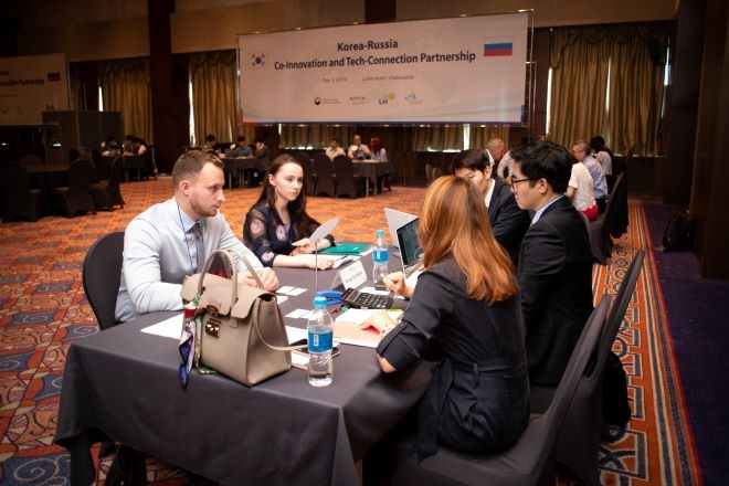 지난달 초 러시아 블라디보스토크에서 열린 ‘한-러 혁신 및 산업협력 파트너십’에서 한국 참가기업이 러시아 현지 파트너와 수출 상담을 하고 있다. 사진=코트라