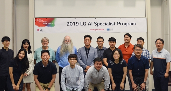 LG전자 인공지능(AI) 개발자들이 지난 4월 미국 카네기멜론대학교에서 지도교수들과 기념사진을 찍고 있다.   사진=LG전자-뉴시스