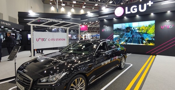 DIFA 2019 LG유플러스 전시장에서 지난 10일 5G 자율협력주행에 성공한 차량을 선보이는 모습. 사진=LG유플러스