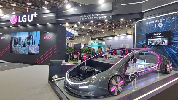 DIFA 2019 LG유플러스 전시장에서 배터리팩을 탑재한 미래형 차량 모델을 선보이는 모습.사진=LG유플러스