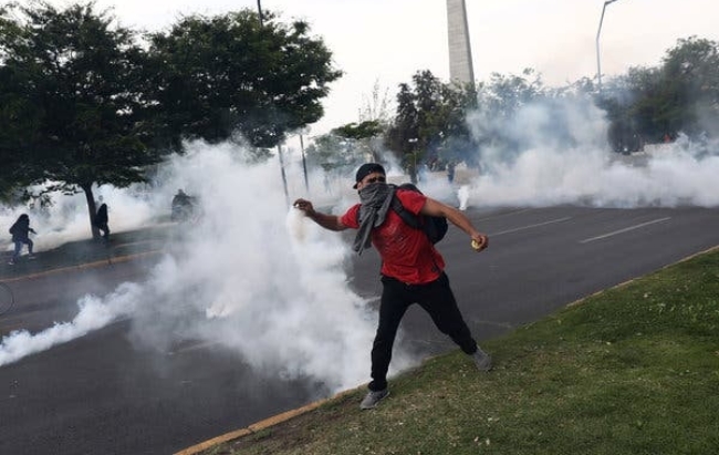 칠레의 수도 산티아고에서 치안부대와 충돌하고 있는 시위참가자.