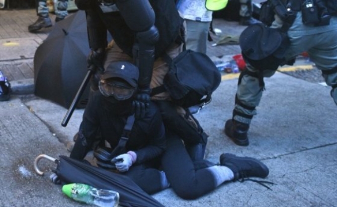 시위대를 과잉진압하고 있는 홍콩경찰.