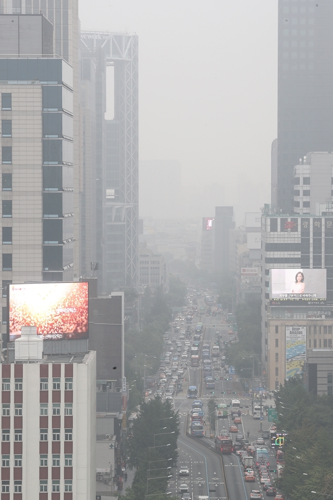 서울 등 수도권은 21일 미세먼지가 몰려와 공기가 탁할 것으로 보인다.  사진은 지난 7월 22일 서울 도심을 뒤덮은 미세먼지 모습. 사진=뉴시스