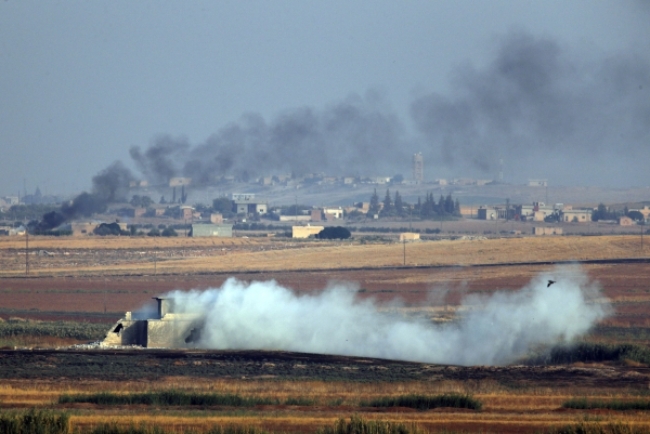 터키군의 포격과 공습으로 검은 연기가 치솟고 있는 시리아북부 쿠르드 마을. 