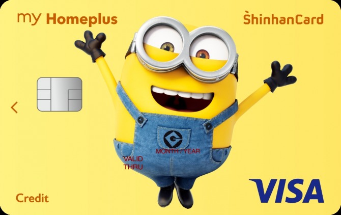 ‘미니언즈’ 캐릭터를 마이홈플러스카드 플레이트 디자인에 적용한 한정판 마이홈플러스 신용카드  사진=신한카드 