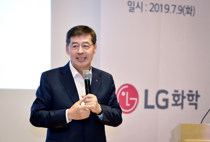 LG화학이 21일 국내 배터리 업계 최초로 광물 관련 글로벌 협의체 ‘RMI(Responsible Minerals Initiative, 책임 있는 광물 조달-공급망 관리를 위한 연합)’에 가입했다. 사진은 신학철 LG화학 부회장. 사진=LG화학 제공