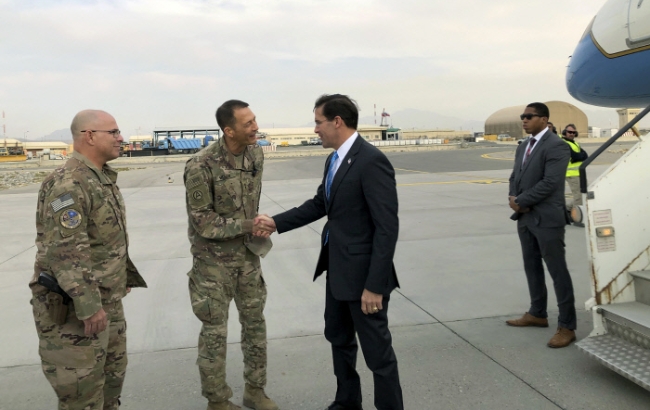현지시간 20일 아프간을 방문한 에스퍼 미 국방장관(가운데)이 현지 미군관계자들의 환영을 받고 있다.