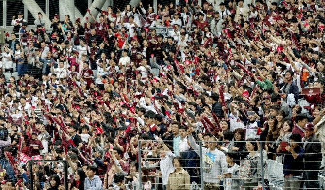 지난 17일 오후 서울 구로구 고척 스카이돔에서 열린 2019 프로야구 플레이오프 3차전 SK 와이번스 대 키움 히어로즈의 경기에서 키움 팬들이 한국시리즈 진출이 확정되자 환호하고 있다. 사진=뉴시스