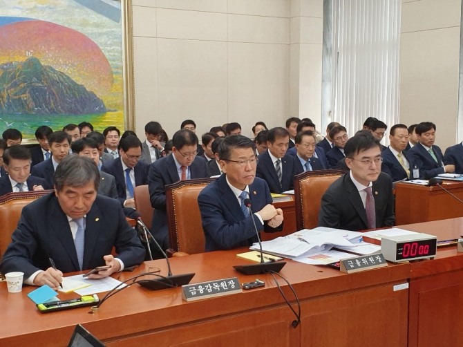 국회 정무위원회 국정감사 종합감사에 참석한 (앞줄 왼쪽부터) 윤석헌 금융감독원장, 은성수 금융위원장, 손병두 금융위 부위원장  사진=이효정 기자 