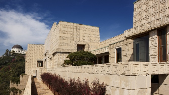 미국의 전설적인 건축가 프랭크 로이드 라이트(1867~1959)가 건축한 상징적인 LA 에니스 하우스(Ennis House)가 최근 1800만 달러(약 211억 원)에 매매되면서 최고가 기록을 경신했다. 사진=MLS