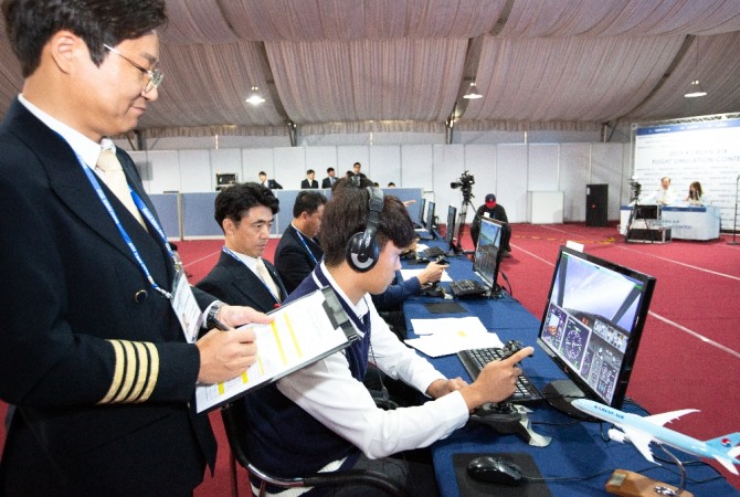 20일 '2019 대한항공 플라이트 시뮬레이션 콘테스트'에서 참가자들이 시뮬레이터를 조종하고 있는 중이다. 사진=대한항공