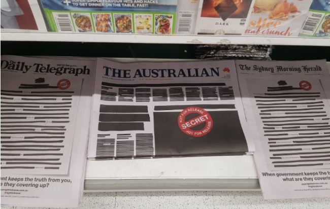 호주 시드니 뉴스 스탠드에 늘어선 1면이 온통 검은 색으로 인쇄된 주요 신문들.