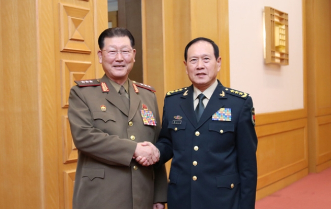 사진은 20일 베이징 국방부 청사에서 웨이펑허(魏鳳和) 중국공산당 중앙군사위원회 위원과 김형룡 북한 인민무력성 부상(왼쪽)이 악수하고 있는 모습.