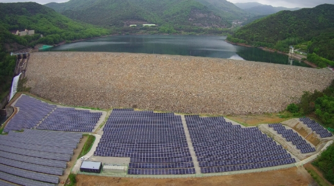 한국수력원자력(한수원)의 경남 밀양 삼랑진양수발전소에 설치된 육상 태양광 발전시설 모습. 사진=한국수력원자력