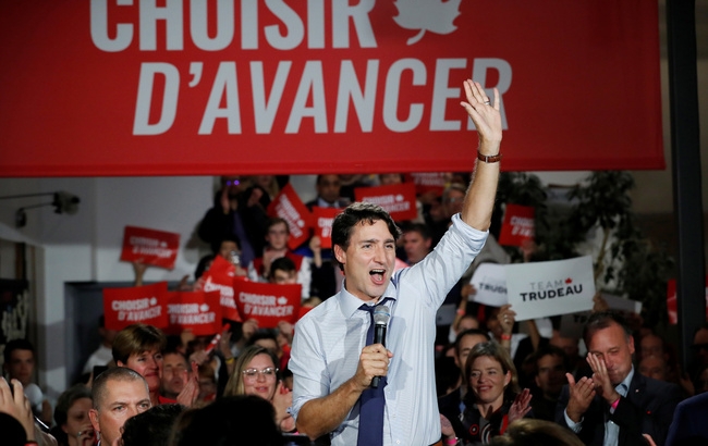 이번 총선에서 지지자들에게 표를 호소하고 있는 캐나다 트뤼도 총리.