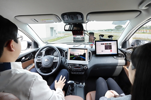 현대모비스 서산주행시험장에서 모비스의 자율주행차 ‘엠빌리’로 KT 5G V2X 기반 자율주행 기술을 시연하고 있다. 사진=KT