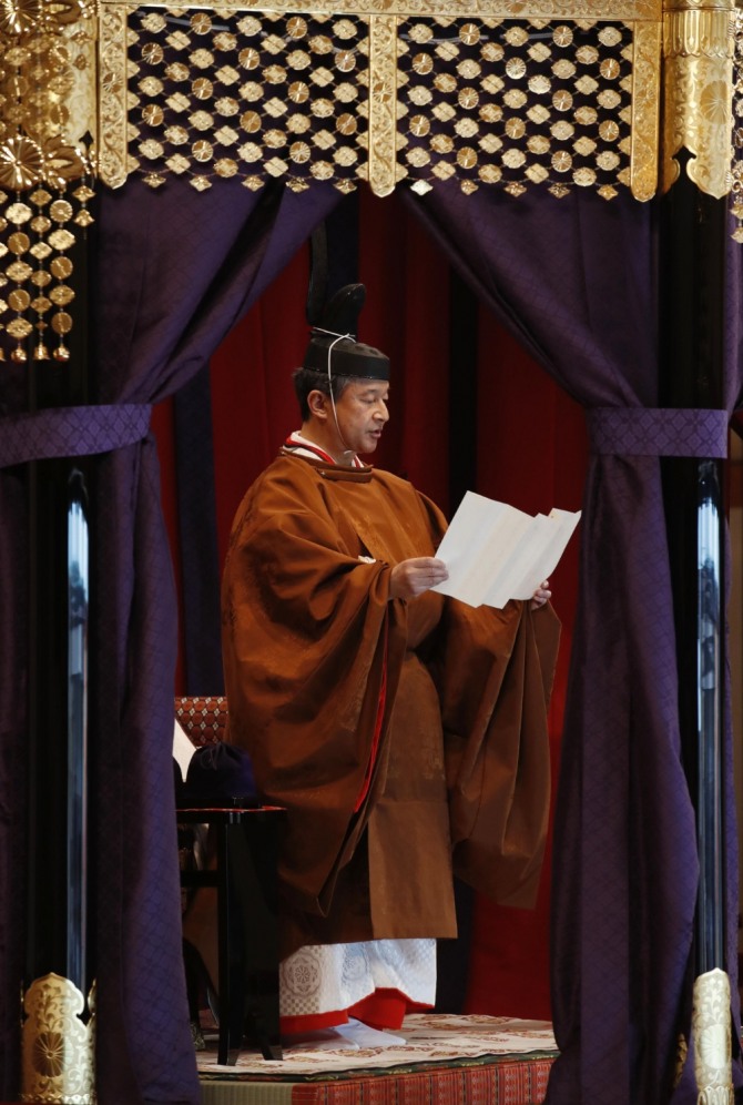 나루히토(德仁) 일왕이 22일 오후 도쿄 왕궁의 정전(正殿)인 마쓰노마(松の間)에서 자신의 즉위를 선언하고 있다.