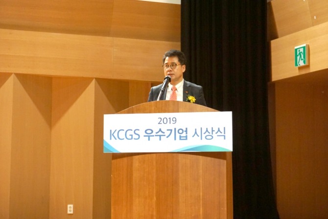 SK네트웍스는 22일 한국기업지배구조원 주최로 교직원 공제회관에서 열린 ‘2019년 KCGS 우수기업 시상식’에서 ESG 평가 최우수기업 표창을 받았다. 시상식에 참석한 박상규 SK네트웍스 사장이 수상소감을 말하고 있다. 사진=SK네트웍스