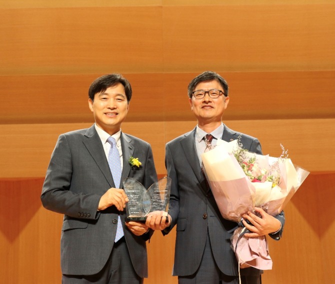 이병래 한국예탁결제원 사장(왼쪽)과 허훈 CJ프레시웨이 경영지원실장이 ESG 우수기업 시상식에서 기념촬영을 하고 있다. 사진=CJ프레시웨이