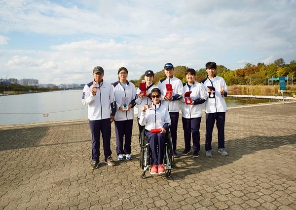 넷마블장애인선수단이 메달획득 후 단체사진을 촬영하고 있다. 왼쪽부터 최범서, 한은지, 선진, 임효신, 강이성, 김보은, 이승주 선수.사진=넷마블 