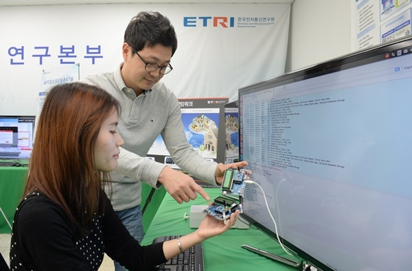 ETRI 연구진이 원격검침인프라(AMI)에서 스마트미터 기기의 인증을 위해 스마트미터 기기와 데이터집합장치(DCU) 사이에 적용되는 스마트미터 기기 동작 여부를 확인하는 모습. 사진=ETRI