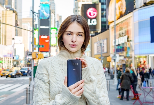 LG전자 모델이 미국 뉴욕 타임스스퀘어에서 내달 1일 미국에 출시되는 LG G8X 씽큐를 소개하고 있다. 사진=LG전자