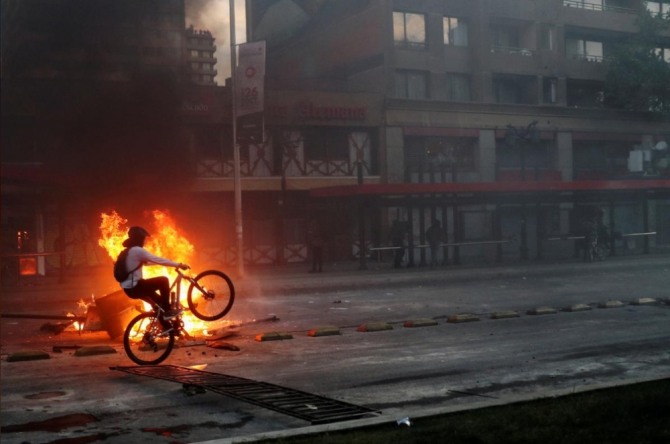 지하철 요금 인상에 반대하는 칠레 시위대가 지난 10월 19일 산티아고 시내에서 방화를 하는 등 폭력으로 얼룩지고 있다. 사진=로이터/뉴스1