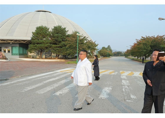 북한 김정은 국무위원장이 금강산관광지구를 시찰하고있다. 사진=뉴시스