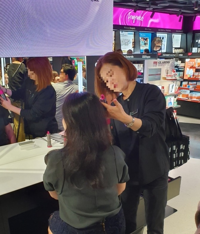 '다이슨 헤어 스타일링 바'에서 일대일 맞춤 헤어 상담이 이루어지고 있다. 사진=최수진 기자 