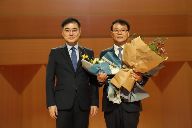 지난 22일 열린 2019년 한국기업지배구조원 우수기업 시상식'에서 지배구조 부분 대상을 수상한 KT&G의 김태섭 전략기획본부장(오른쪽)과 손병두 금융위원회 부위원장이 기념 촬영을 하고 있다. 사진=KT&G