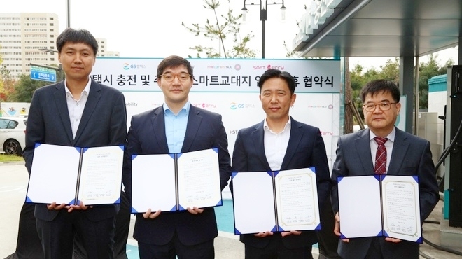 KST모빌리티는 2023년까지 마카롱 EV 운행대수를 1000대까지 확대할 계획이다. 이를 위해 (왼쪽부터)소프트베리 박용희 대표, GS칼텍스 허철홍 경영혁신부문장, KST모빌리티 이행열 대표, 마카롱앤택시 조용석 대표 등이 협약을 맺고 기념 사진을 찍고 있다. 사진=KST모빌리티